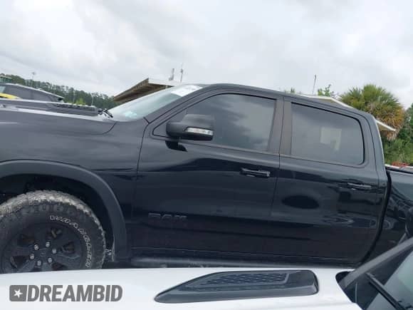 2020 Ram 1500 Rebel z VIN 1C6SRFLT7LN196248, wystawiony jako IAAI lot #42221745 z przebiegiem 40 860 mil mil oraz . Historia ofert i sprzedaży dostępna na DreamBid. Obrazek 14.