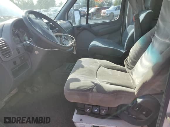 2004 Dodge Sprinter with VIN WD2PD744445634654, listed as a Copart auction lot 75332384 with 446,647 mi miles and Clean title. Bid and sale history available at DreamBid. Image 7.