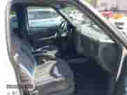 2000 Chevrolet Blazer LS z VIN 1GNCS13W2Y2206599, wystawiony jako IAAI lot #42728429 z przebiegiem 153 219 mil mil oraz . Historia ofert i sprzedaży dostępna na DreamBid. Obrazek 5.