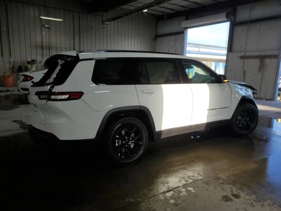 2025 Jeep Grand Cherokee Laredo X z VIN 1C4RJKAGXS8632035, wystawiony jako Copart lot #81558194 z przebiegiem Nie podano mil oraz Nie do naprawy • Non repairable. Historia ofert i sprzedaży dostępna na DreamBid. Obrazek 3.