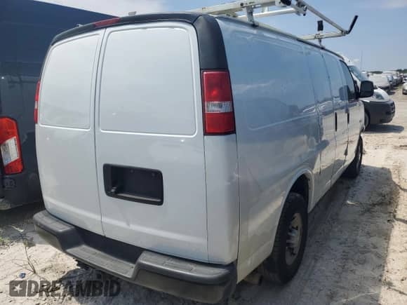 2019 Chevrolet Express Cargo с VIN 1GCWGAFG3K1371120, выставлен на аукционе Copart как лот 71936795 с пробегом 154 317 миль миль и Списание • Salvage title. История ставок и продаж доступна на DreamBid. Изображение 3.