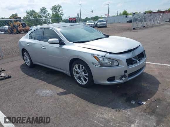 2013 Nissan Maxima SV z VIN 1N4AA5AP7DC841480, wystawiony jako IAAI lot #42711517 z przebiegiem 228 422 mil mil oraz . Historia ofert i sprzedaży dostępna na DreamBid. Obrazek 1.