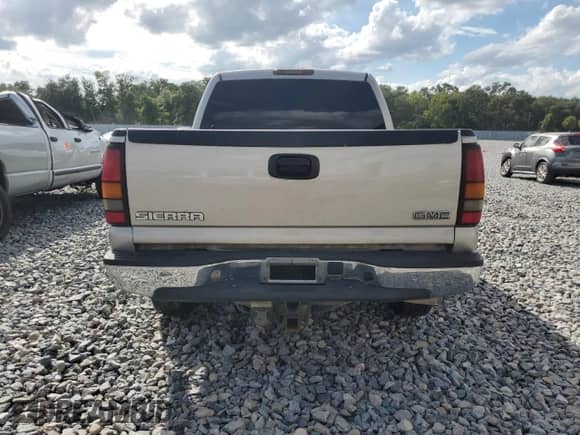 2005 GMC Sierra 1500 SLE z VIN 2GTEK13T451313110, wystawiony jako Copart lot #70693245 z przebiegiem 218 553 mil mil oraz Szkoda całkowita • Salvage title. Historia ofert i sprzedaży dostępna na DreamBid. Obrazek 6.