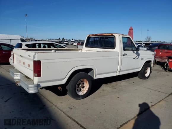 1985 Ford F-150 z VIN 1FTDF15YXFPA97115, wystawiony jako Copart lot #87000634 z przebiegiem 28 229 mil mil oraz Czysty tytuł • Clean title. Historia ofert i sprzedaży dostępna na DreamBid. Obrazek 3.