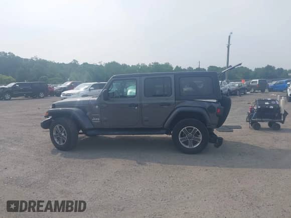 2021 Jeep Wrangler Unlimited Sahara Altitude z VIN 1C4HJXEG6MW758927, wystawiony jako IAAI lot #42436882 z przebiegiem 28 242 mil mil oraz . Historia ofert i sprzedaży dostępna na DreamBid. Obrazek 14.