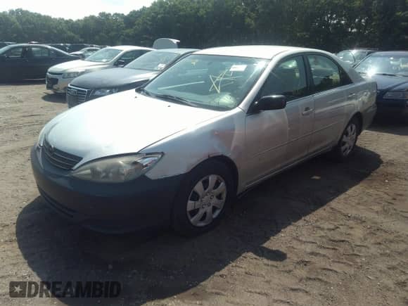 2002 Toyota Camry LE z VIN 4T1BE30K42U572872, wystawiony jako IAAI lot #37272664 z przebiegiem 238 015 mil mil oraz . Historia ofert i sprzedaży dostępna na DreamBid. Obrazek 2.
