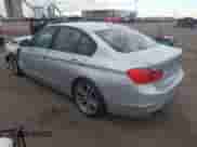 2014 BMW 3 Series 328i xDrive z VIN WBA3B5C58EF959174, wystawiony jako IAAI lot #43572143 z przebiegiem 129 760 mil mil oraz . Historia ofert i sprzedaży dostępna na DreamBid. Obrazek 3.