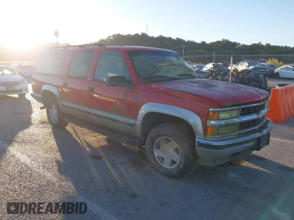 1997 Chevrolet Suburban z VIN 3GNFK16R0VG107804, wystawiony jako IAAI lot #43476284 z przebiegiem 147 435 mil mil oraz . Historia ofert i sprzedaży dostępna na DreamBid. Obrazek 1.