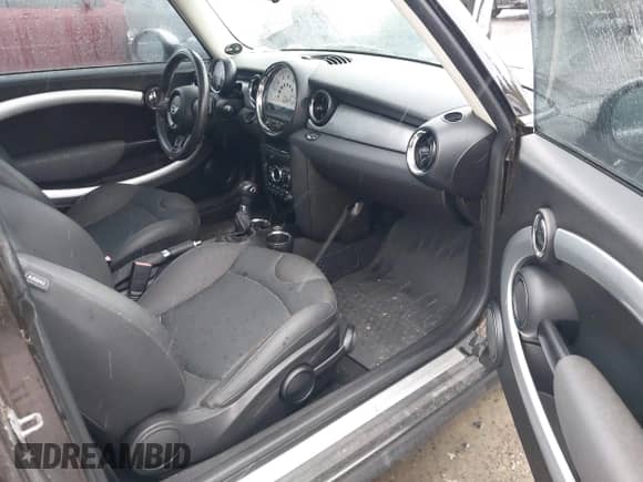 2011 MINI Hardtop S z VIN WMWSV3C51BTY11548, wystawiony jako IAAI lot #43541054 z przebiegiem 78 605 mil mil oraz . Historia ofert i sprzedaży dostępna na DreamBid. Obrazek 5.