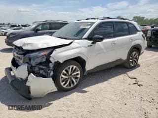 2025 Subaru Forester Touring Hybrid z VIN JF2SLSTD0SH404836, wystawiony jako Copart lot #65980595 z przebiegiem 1 222 mil mil oraz Szkoda całkowita • Salvage title. Historia ofert i sprzedaży dostępna na DreamBid. Obrazek 1.