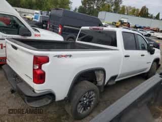 2022 Chevrolet Silverado 2500HD Custom z VIN 1GC4YMEYXNF108291, wystawiony jako Copart lot #85732325 z przebiegiem 78 190 mil mil oraz Szkoda całkowita • Salvage title. Historia ofert i sprzedaży dostępna na DreamBid. Obrazek 3.