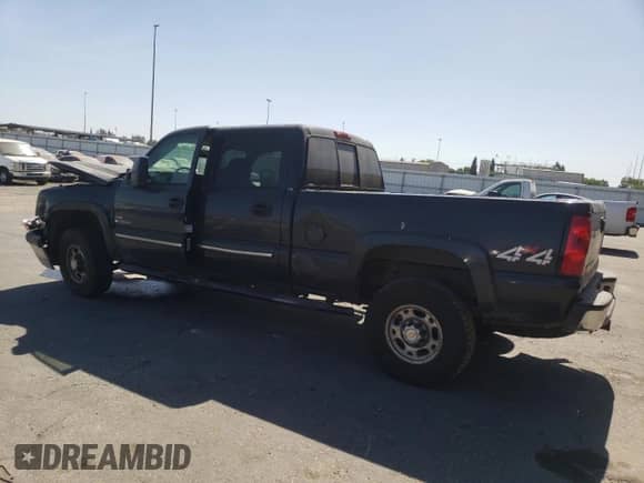 2005 Chevrolet Silverado 2500HD LS z VIN 1GCHK23285F807540, wystawiony jako Copart lot #62117265 z przebiegiem 223 321 mil mil oraz Szkoda całkowita • Salvage title. Historia ofert i sprzedaży dostępna na DreamBid. Obrazek 2.