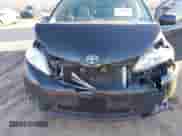 2017 Toyota Sienna XLE Auto Access Seat z VIN 5TDYZ3DC2HS805845, wystawiony jako IAAI lot #41456888 z przebiegiem 138 475 mil mil oraz . Historia ofert i sprzedaży dostępna na DreamBid. Obrazek 6.