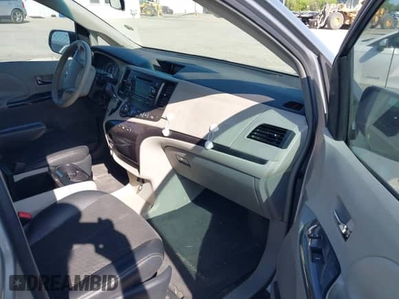 2011 Toyota Sienna SE с VIN 5TDXK3DC8BS131434, выставлен на аукционе IAAI как лот 42002675 с пробегом 209 396 миль миль и . История ставок и продаж доступна на DreamBid. Изображение 5.