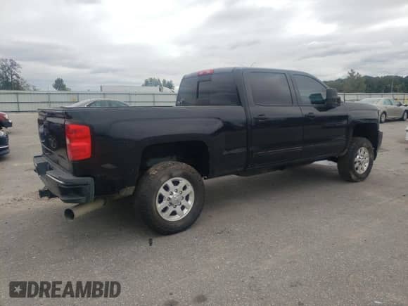 2015 Chevrolet Silverado 2500HD LTZ z VIN 1GC1KWE85FF110953, wystawiony jako Copart lot #86482915 z przebiegiem 210 488 mil mil oraz Czysty tytuł • Clean title. Historia ofert i sprzedaży dostępna na DreamBid. Obrazek 3.