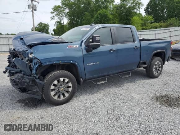 2025 Chevrolet Silverado 2500HD Custom z VIN 1GC4KME73SF130511, wystawiony jako Copart lot #53620985 z przebiegiem 2 068 mil mil oraz Szkoda całkowita • Salvage title. Historia ofert i sprzedaży dostępna na DreamBid. Obrazek 1.