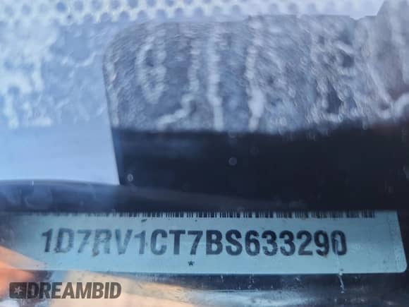 2011 Ram 1500 Laramie z VIN 1D7RV1CT7BS633290, wystawiony jako Copart lot #80481985 z przebiegiem 167 397 mil mil oraz Czysty tytuł • Clean title. Historia ofert i sprzedaży dostępna na DreamBid. Obrazek 12.