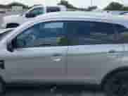 2023 Mitsubishi Outlander ES z VIN JA4ARUAU5PU016999, wystawiony jako IAAI lot #42525414 z przebiegiem 15 010 mil mil oraz . Historia ofert i sprzedaży dostępna na DreamBid. Obrazek 14.