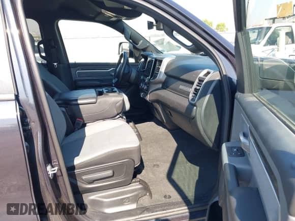 2021 Ram 1500 Big Horn z VIN 1C6RREFM9MN712074, wystawiony jako IAAI lot #42960665 z przebiegiem 44 477 mil mil oraz . Historia ofert i sprzedaży dostępna na DreamBid. Obrazek 5.