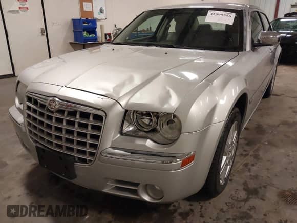 2006 Chrysler 300 C with VIN 2C3LK63H86H517910, listed as a IAAI auction lot 42595556 with 118,489 mi miles and . Bid and sale history available at DreamBid. Image 6.