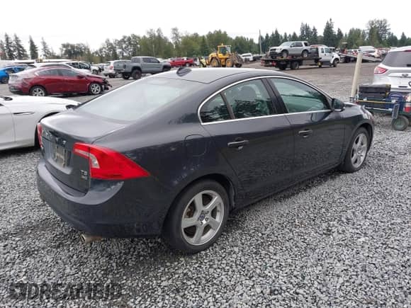 2013 Volvo S60 T5 с VIN YV1612FHXD2170399, выставлен на аукционе IAAI как лот 42923636 с пробегом Не указан миль и . История ставок и продаж доступна на DreamBid. Изображение 4.
