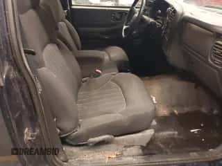 2003 Chevrolet S-10 LS z VIN 1GCCS14H738247132, wystawiony jako IAAI lot #43443559 z przebiegiem 111 570 mil mil oraz . Historia ofert i sprzedaży dostępna na DreamBid. Obrazek 5.