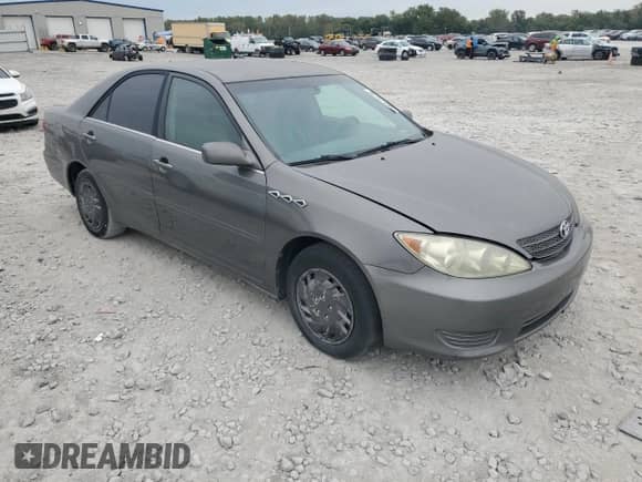 2005 Toyota Camry STD z VIN 4T1BE32K25U605871, wystawiony jako Copart lot #86107595 z przebiegiem 390 873 mil mil oraz Czysty tytuł • Clean title. Historia ofert i sprzedaży dostępna na DreamBid. Obrazek 4.
