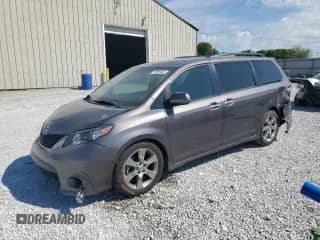 2013 Toyota Sienna SE with VIN 5TDXK3DC2DS351767, listed as a Copart auction lot 70955455 with 63,577 mi miles and Salvage title. Bid and sale history available at DreamBid. Image 1.