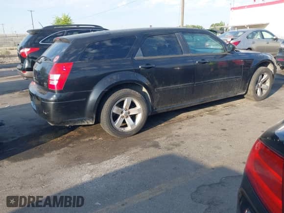 2005 Dodge Magnum SXT with VIN 2D4GZ48VX5H638063, listed as a IAAI auction lot 42755527 with 203,621 mi miles and . Bid and sale history available at DreamBid. Image 4.