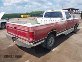 1986 Dodge Trucks z VIN 1B7HD14T2GS100116, wystawiony jako IAAI lot #43095284 z przebiegiem 41 945 mil mil oraz . Historia ofert i sprzedaży dostępna na DreamBid. Obrazek 4.