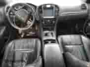 2012 Chrysler 300 S z VIN 2C3CCABG6CH258662, wystawiony jako Copart lot #88776385 z przebiegiem 254 449 mil mil oraz Czysty tytuł • Clean title. Historia ofert i sprzedaży dostępna na DreamBid. Obrazek 8.