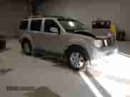 2005 Nissan Pathfinder SE z VIN 5N1AR18UX5C749610, wystawiony jako IAAI lot #41109719 z przebiegiem 230 042 mil mil oraz . Historia ofert i sprzedaży dostępna na DreamBid. Obrazek 1.