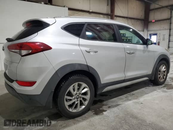 2017 Hyundai Tucson SE z VIN KM8J33A43HU420401, wystawiony jako Copart lot #89927105 z przebiegiem 125 442 mil mil oraz Czysty tytuł • Clean title. Historia ofert i sprzedaży dostępna na DreamBid. Obrazek 3.