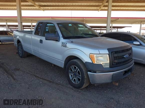 2013 Ford F-150 XL z VIN 1FTFX1CF8DKF43652, wystawiony jako IAAI lot #43358811 z przebiegiem 207 257 mil mil oraz . Historia ofert i sprzedaży dostępna na DreamBid. Obrazek 1.