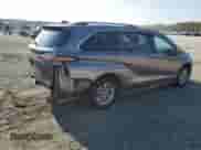 2022 Toyota Sienna XLE z VIN 5TDYRKEC2NS088173, wystawiony jako Copart lot #80796325 z przebiegiem 60 936 mil mil oraz Szkoda całkowita • Salvage title. Historia ofert i sprzedaży dostępna na DreamBid. Obrazek 3.