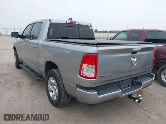 2019 Ram 1500 Big Horn z VIN 1C6RRFFG6KN674459, wystawiony jako IAAI lot #43144182 z przebiegiem 108 916 mil mil oraz . Historia ofert i sprzedaży dostępna na DreamBid. Obrazek 3.