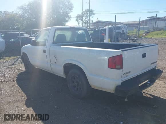 2003 Chevrolet S-10 LS z VIN 1GCCS14H938290080, wystawiony jako IAAI lot #43486790 z przebiegiem Nie podano mil oraz . Historia ofert i sprzedaży dostępna na DreamBid. Obrazek 3.