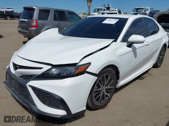 2023 Toyota Camry SE z VIN 4T1G11AK8PU756448, wystawiony jako IAAI lot #43051703 z przebiegiem 27 035 mil mil oraz . Historia ofert i sprzedaży dostępna na DreamBid. Obrazek 2.