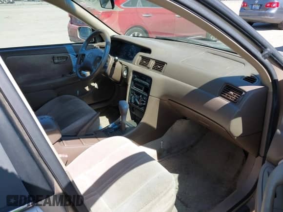 1997 Toyota Camry LE z VIN 4T1BF22K0VU029186, wystawiony jako IAAI lot #42029297 z przebiegiem 153 204 mil mil oraz . Historia ofert i sprzedaży dostępna na DreamBid. Obrazek 5.