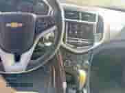 2018 Chevrolet Sonic LT z VIN 1G1JG6SH9J4110845, wystawiony jako Copart lot #82162555 z przebiegiem 137 730 mil mil oraz Czysty tytuł • Clean title. Historia ofert i sprzedaży dostępna na DreamBid. Obrazek 9.