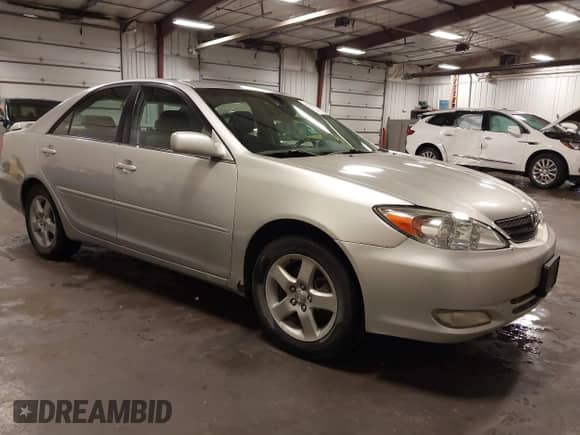 2002 Toyota Camry LE z VIN 4T1BE32K02U033310, wystawiony jako IAAI lot #42586585 z przebiegiem 154 658 mil mil oraz . Historia ofert i sprzedaży dostępna na DreamBid. Obrazek 1.