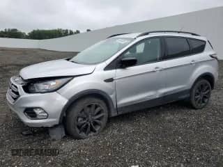 2018 Ford Escape SE z VIN 1FMCU9GD1JUC27881, wystawiony jako Copart lot #66502025 z przebiegiem 86 097 mil mil oraz Szkoda całkowita • Salvage title. Historia ofert i sprzedaży dostępna na DreamBid. Obrazek 1.