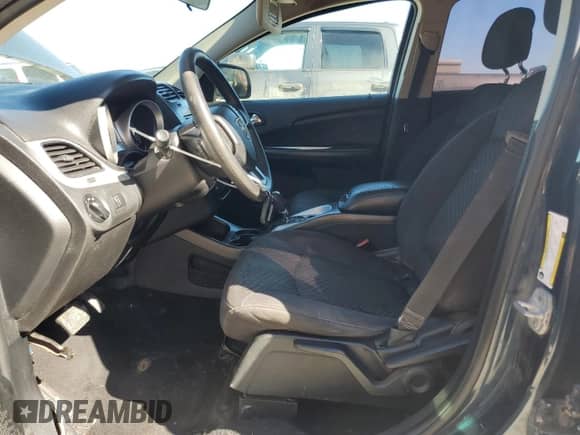 2013 Dodge Journey SE z VIN 3C4PDCAB5DT705034, wystawiony jako Copart lot #46899485 z przebiegiem 235 411 mil mil oraz Czysty tytuł • Clean title. Historia ofert i sprzedaży dostępna na DreamBid. Obrazek 7.