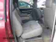2003 Chevrolet Suburban LT z VIN 1GNEC16Z03J332440, wystawiony jako IAAI lot #42187347 z przebiegiem 176 717 mil mil oraz . Historia ofert i sprzedaży dostępna na DreamBid. Obrazek 8.