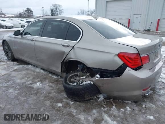 2011 BMW 7 Series 740Li z VIN WBAKB4C54BC574892, wystawiony jako IAAI lot #41165432 z przebiegiem 115 489 mil mil oraz . Historia ofert i sprzedaży dostępna na DreamBid. Obrazek 6.