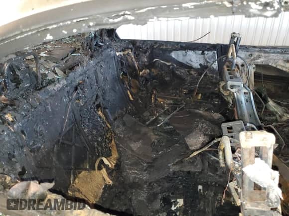 2011 BMW M3 z VIN WBSDX9C50BE399046, wystawiony jako Copart lot #83610864 z przebiegiem Nie podano mil oraz Nie do naprawy • Non repairable. Historia ofert i sprzedaży dostępna na DreamBid. Obrazek 10.