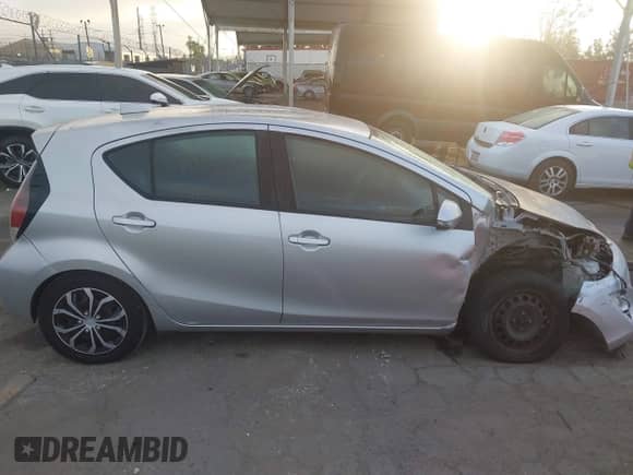 2015 Toyota Prius One z VIN JTDKDTB33F1575685, wystawiony jako IAAI lot #43508333 z przebiegiem 121 064 mil mil oraz . Historia ofert i sprzedaży dostępna na DreamBid. Obrazek 14.