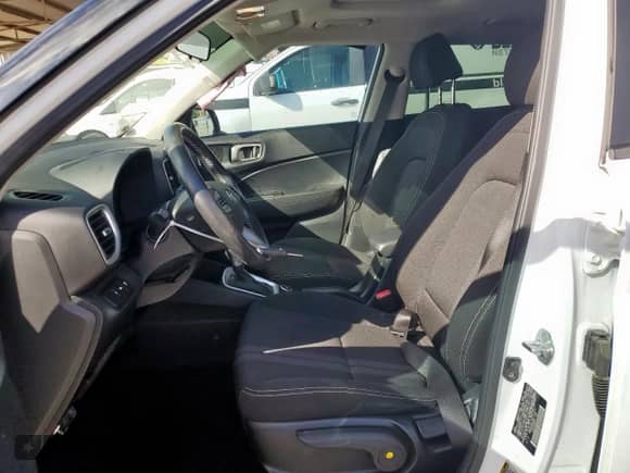 2022 Hyundai Venue SEL z VIN KMHRC8A32NU161614, wystawiony jako Copart lot #81579375 z przebiegiem 24 776 mil mil oraz Czysty tytuł • Clean title. Historia ofert i sprzedaży dostępna na DreamBid. Obrazek 7.