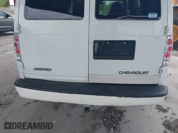 2003 Chevrolet Astro Cargo z VIN 1GCDM19X73B114730, wystawiony jako IAAI lot #42750243 z przebiegiem 247 673 mil mil oraz . Historia ofert i sprzedaży dostępna na DreamBid. Obrazek 15.