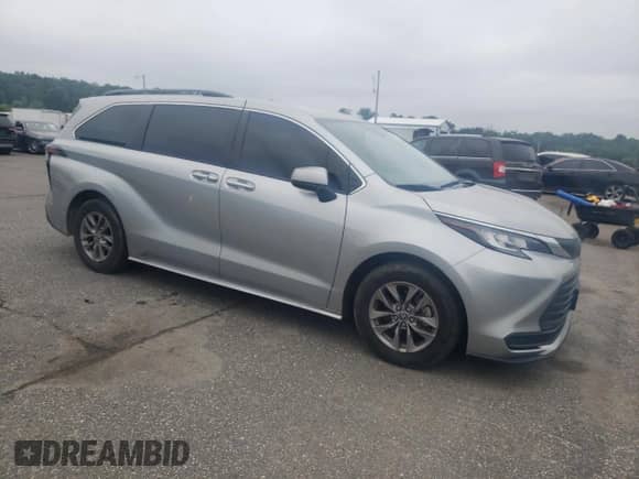 2022 Toyota Sienna LE с VIN 5TDKSKFC2NS042612, выставлен на аукционе Copart как лот 62808065 с пробегом 58 319 миль миль и Списание • Salvage title. История ставок и продаж доступна на DreamBid. Изображение 4.